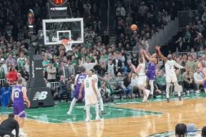 绝杀努尔基奇抢到前场板转身打进 杰伦-布朗关键一攻被吹犯规