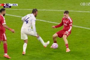 维尔茨顶在中锋17分钟，4触球2丢球权1次离谱长传1次穿裆被过