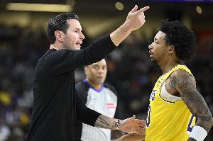 雷迪克：小尼克-史密斯太出色了 他在下半场接管了比赛