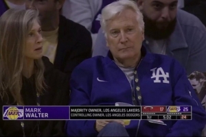 新老板马克-沃尔特现场观战湖人 昨天他的道奇世界大赛两连冠