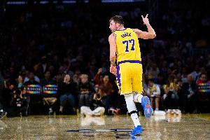 微微发力！东契奇次节开攻半场12中5&三分6中1得到16分5板6助