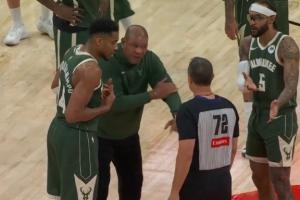 气疯了！不满字母哥被打+被撞没响哨 老里找裁判愤怒投诉