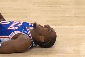 3+1！马克西抢投三分命中还要加罚 倒地兴奋大笑