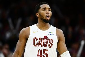 想carry一下！米切尔第三节单节12中5砍15分&有3抢断 前三节24分