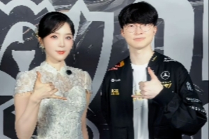 余霜分享与Faker的合照：第六冠！FAKER！三连冠成就达成！