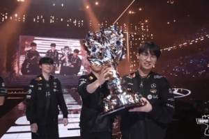 G2分享Doran夺冠捧杯照片并配文：第六冠送给Doran