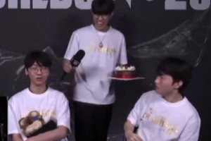 经典庆祝环节~Keria给Doran脸上抹蛋糕