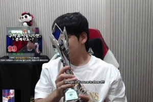 Gumayusi：我特意把FMVP奖杯带来了炫耀一下！我觉得今年最漂亮