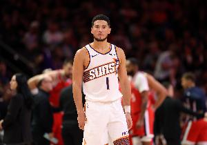 美记：太阳队没有传统控卫也能很好运转 布克回到了几年前的状态