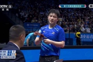 太激烈了！前四局战成2-2，王楚钦、樊振东在局间都更换了球衣