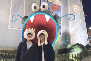 Meiko晒照：北京霍格沃茨的夜晚真冷 跟老猪合影的猫头鹰就是我