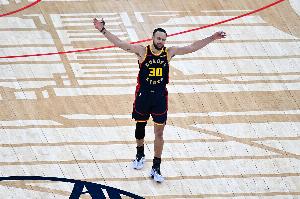 史上仅两人37岁以上还能连续两场砍45+：乔丹、库里