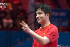 霸气！樊振东赛后庆祝比划了手势1和2，然后向观众致意