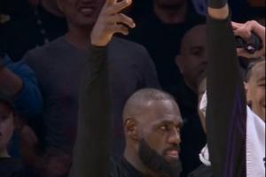 小詹也来啦！布朗尼披挂上阵三分张手就有 詹姆斯场下开心庆祝