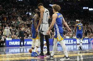 队记：文班是在不敌勇士的比赛中受伤的 2-3周后重新评估