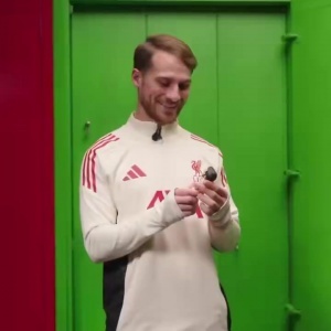 麦卡拿着梅西玩偶：我们会再次赢世界杯吗？yes×4