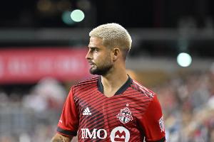 德天空：34岁因西涅计划重返欧洲踢球，愿意接受大幅降薪