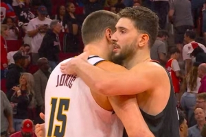 哥还是你猛啊！申京赛后和约基奇拥抱寒暄