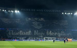 巴黎圣日耳曼主场看台大幅TIFO，悼念10年前巴黎恐袭受害者
