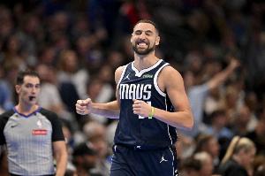 手感火热！克莱上半场出战11分钟 三分6中4砍下14分