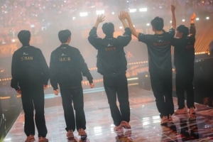 Faker：比赛结束回到韩国后，我想着明年要更加努力