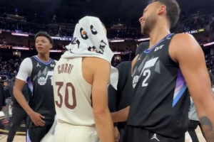 老队友！李凯尔赛后与库里、追梦、小佩顿拥抱互动