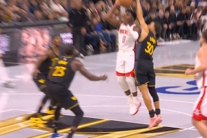 天怎么黑了！阿隆·霍勒迪持球强攻 先后遭遇库里和追梦大帽封盖