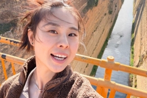 王思雨晒在希腊的游玩照：神明会老去 爱琴海的风永远自由