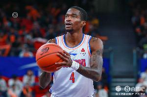 上赛季联赛得分王！媒体人：萨姆萨优先续约权被交易至广东宏远