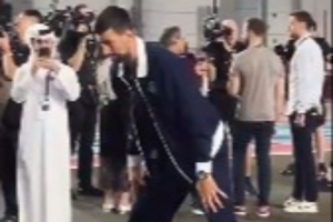 跨界互动！德约科维奇来到F1卡塔尔大奖赛现场 带领做热身运动