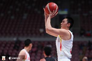 完全哑火！胡明轩运动战4中0仅靠罚球得到2分 另有1篮板4助攻