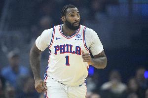 希望无碍！庄神上半场10分钟砍下7分4板 无对抗受伤坐轮椅离场