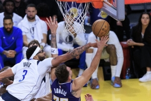 解说：侠湖之战好像詹姆斯的前任大聚会 紫金军团有点不可阻挡了