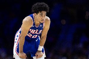 打得不错！麦凯恩16投7中得20分4板1助5断0失误 正负值+18