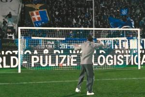 有能！小法率队12场不败赛季仅1负，赛后挥出农夫三拳与球迷互动