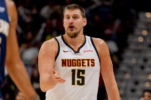 这也太梦幻了！约基奇背后骚传还能球领人 斯潘塞·琼斯轻松放篮