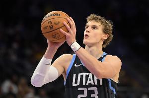 平地起惊雷！马尔卡宁顺下接球 转身暴扣打2+1