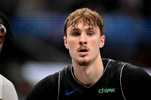 率先发力！弗拉格首节出战10分钟 9中6拿到12分3板