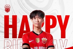 今天是海港足球俱乐部一线队球员李新翔的生日，祝他生日快乐！