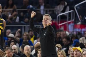 今天吃饺子了！勇士3分钟内2次挑战都成功 阿尔瓦拉多&奎因犯规