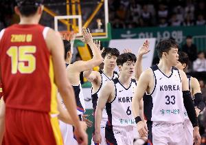 最多落后韩国32分媒体人：看国足踢韩国也没有今天这种无力感