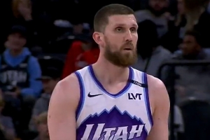 射手也能这么玩！米哈伊柳克突破 海底捞月大回环拉杆上篮！