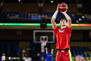 下半场遭弃用！曾凡博出场5分46秒2投0中&罚球2中0 所有数据挂零