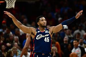 如入无人之境！米切尔一穿三杀入内线 上演双手暴扣