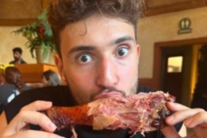 嘲讽拉满！火箭官方：感恩节虽然结束了 但我们仍在享用美食