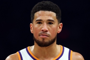 中途伤退！乔丹·奥特：布克是在首节突破海斯的防守时受的伤