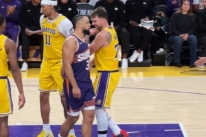 心大！东契奇罚球命中狄龙上前击掌庆祝 东子笑了作势要肘击他