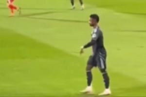 结果...维尼修斯向赫罗纳球迷做出手势，示意他们将会降级