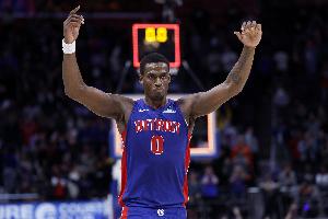 效率挺高！杜伦半场8中6拿到14分5板 罚球3中2