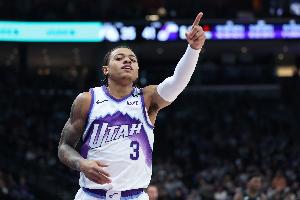 扣爽了！基昂特-乔治反击接队友传球 上演空接暴扣